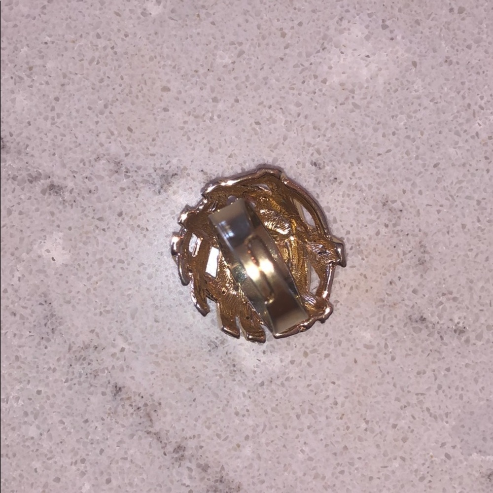 pretty statement ring - Picture 2 of 2